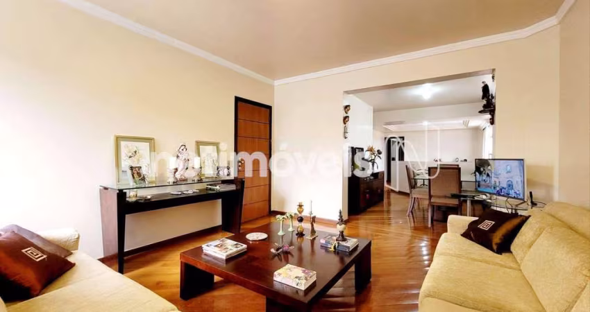 Cobertura com 4 dormitórios à venda no bairro Prado, área de 250 m² disponível.