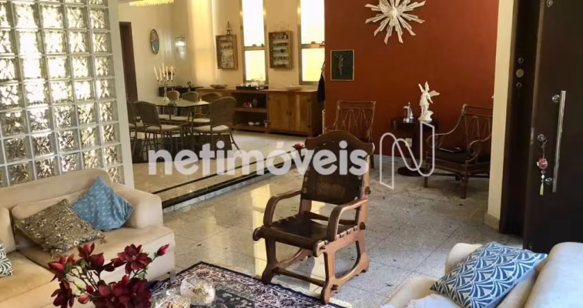 Casa residencial à venda no bairro Belvedere com 586 m² e 4 dormitórios/quartos.