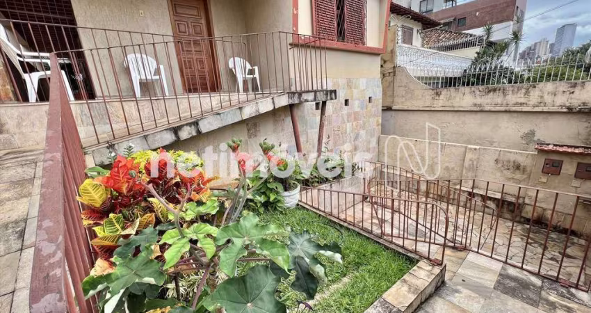 Casa residencial à venda no bairro Santo Antônio com 270 m² e 6 dormitórios/quartos.