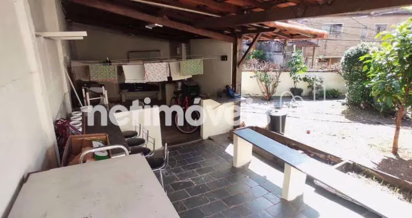 Casa residencial à venda no bairro Sagrada Família com 3 dormitórios e 197m².