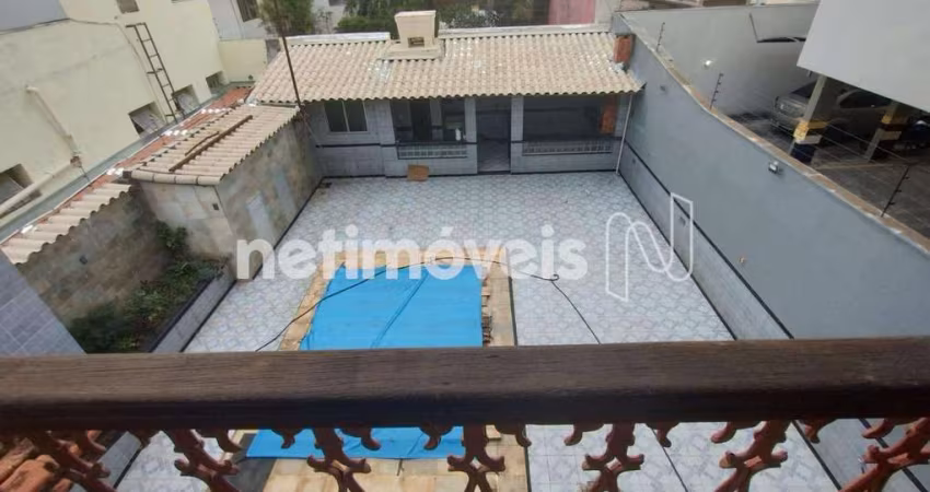 Casa residencial à venda no bairro Sagrada Família com 420 m² e 3 dormitórios/quartos.