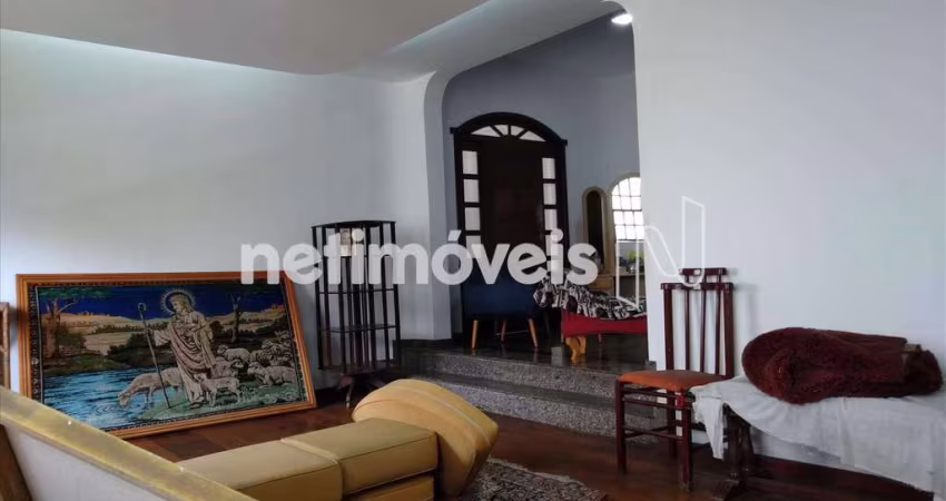 Casa residencial à venda no bairro Sagrada Família com 425 m² e 5 dormitórios/quartos.