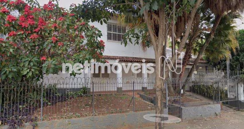 Casa residencial à venda no bairro Serra com 305 m² e 3 dormitórios/quartos.