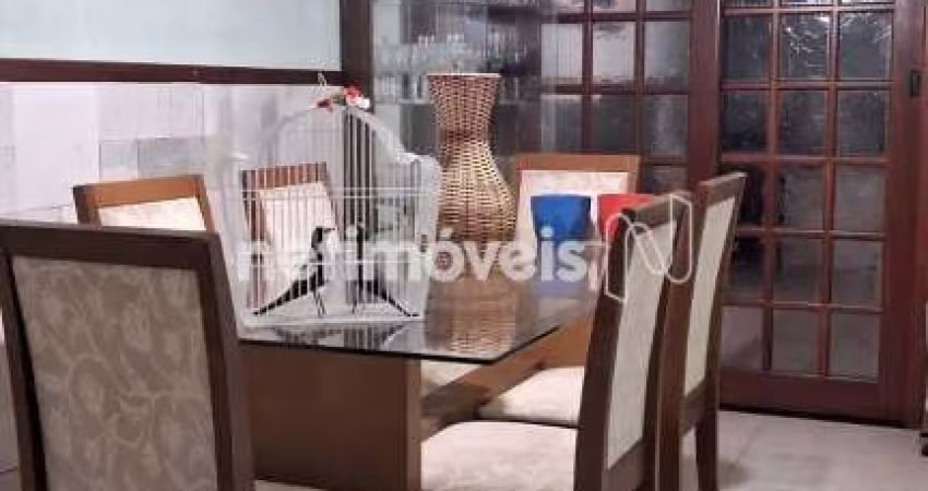 Casa residencial à venda no bairro Sagrada Família com 112 m² e 3 dormitórios.