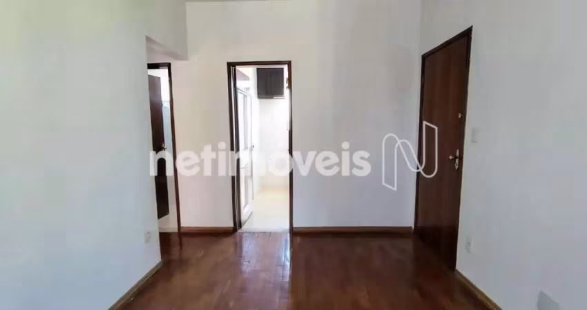 Apartamento à venda no bairro Sagrada Família com 48 m² e 2 dormitórios/quartos