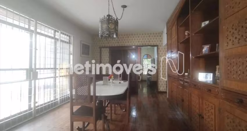 Casa residencial à venda no bairro Coração Eucarístico com 3 dormitórios e 240 m².