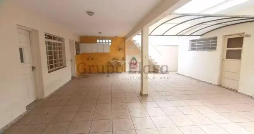 Casa térrea ampla com 05  dormitórios e 03 vagas na vila cruzeiro.
