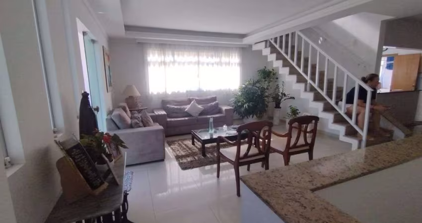 SOBRADO COM 239M² CONSTRUÍDOS, 3 SUITES E 01 VAGA DE GARAGEM, LOCALIZADO NO ESTUÁRIO EM SANTOS;