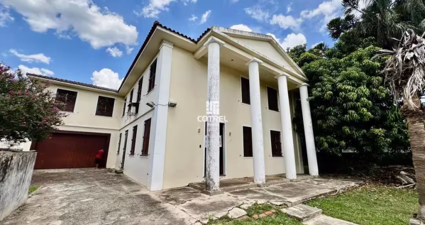 Casa para venda com 5 dormitórios, sendo uma suíte e 2 vagas de garagem no bairr