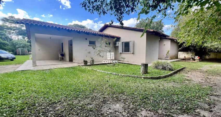 Casa semimobiliada com 3 dormitórios e excelente pátio situada no bairro Camobi