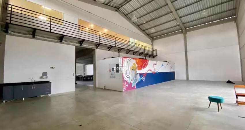 Pavilhão para locação com 300m² de mezanino, 3 banheiros e estacionamento, situa