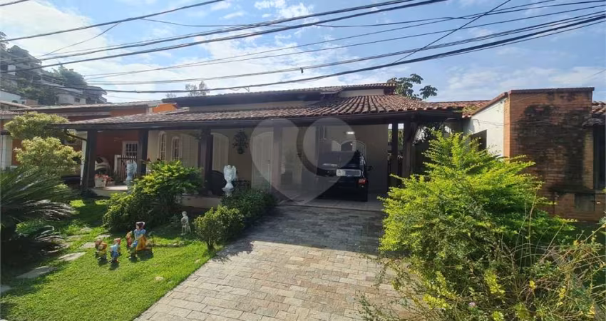 Condomínio com 5 quartos à venda em Badu - RJ