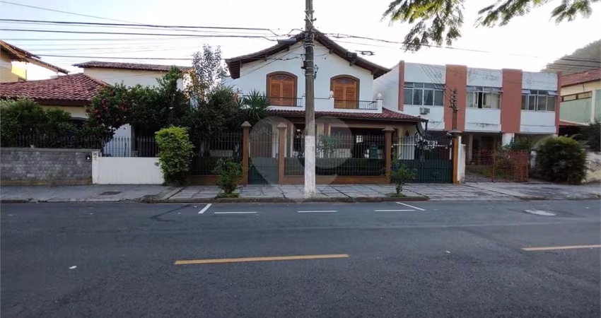 Casa com 5 quartos à venda em São Francisco - RJ