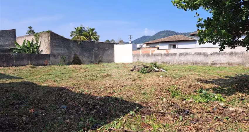 Terreno à venda na Avenida Augusto Ferreira Ramos, Maravista, Niterói