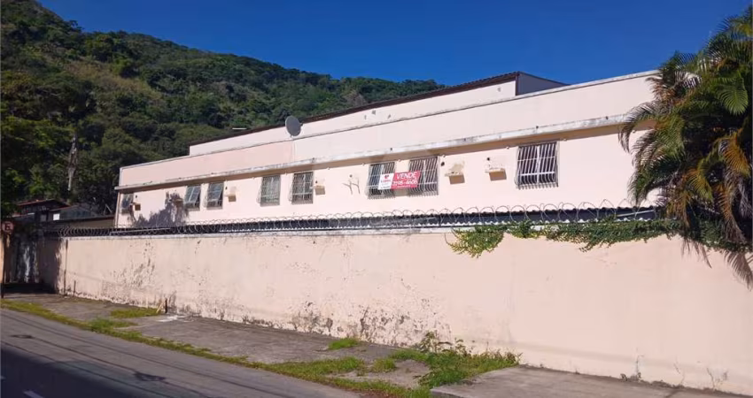 Terreno com 32 quartos à venda em Charitas - RJ