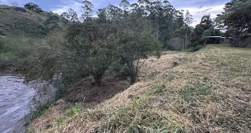 Terreno com Casinha Simples com Fundos para o Rio