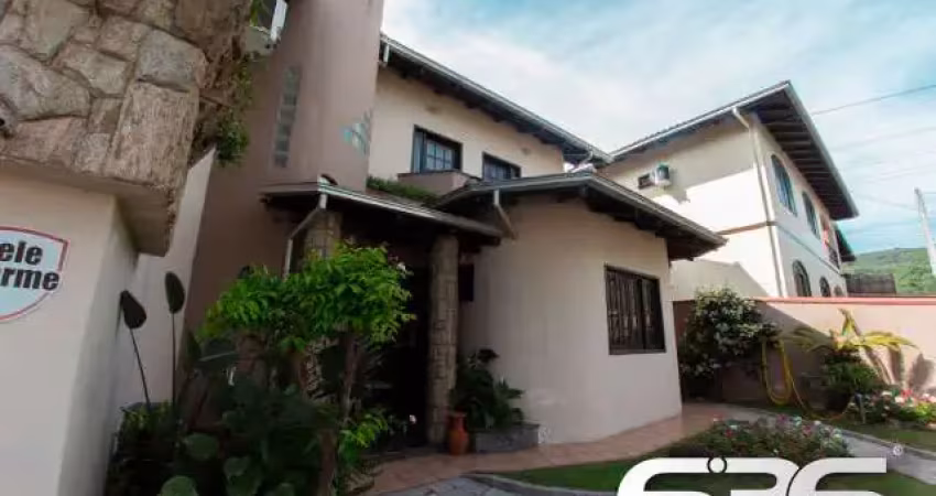 Casa com 4 quartos à venda na Rua Papa João XXIII, 763, Iririú, Joinville