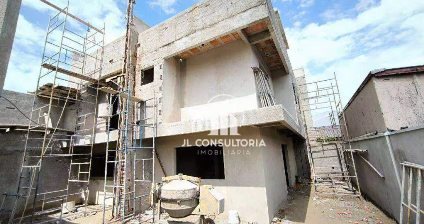Sobrado no Alto Boqueirão com três quartos/suíte e terraço