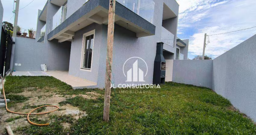 Sobrado de esquina com três quartos e amplo espaço de terreno