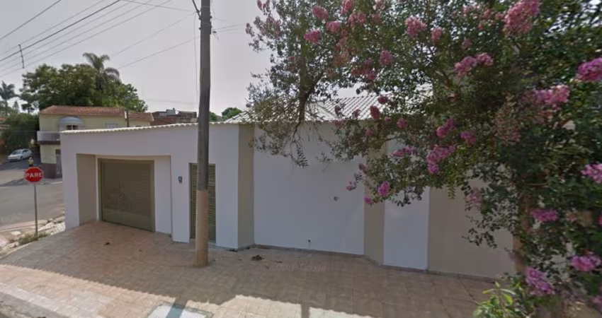 Casa no Centro de Capão Bonito 3 Dt. com área ao lado livre 80m²