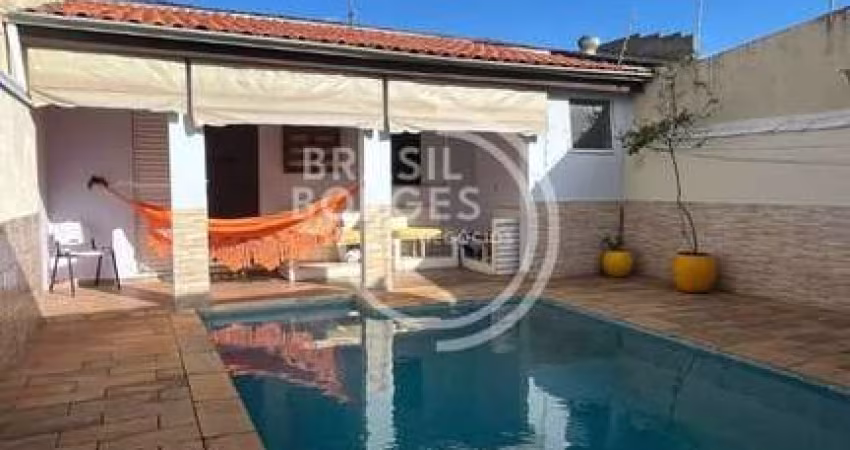 CASA TÉRREA COM PISCINA 02 DORMITÓRIOS 01 SUÍTE 03 VAGAS