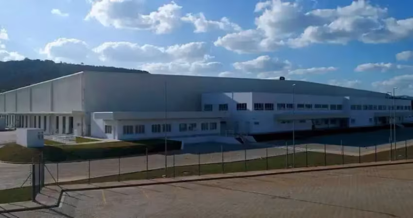 Galpão crossdocking 7.699m² 14 docas na rodovia fernão dias extrema