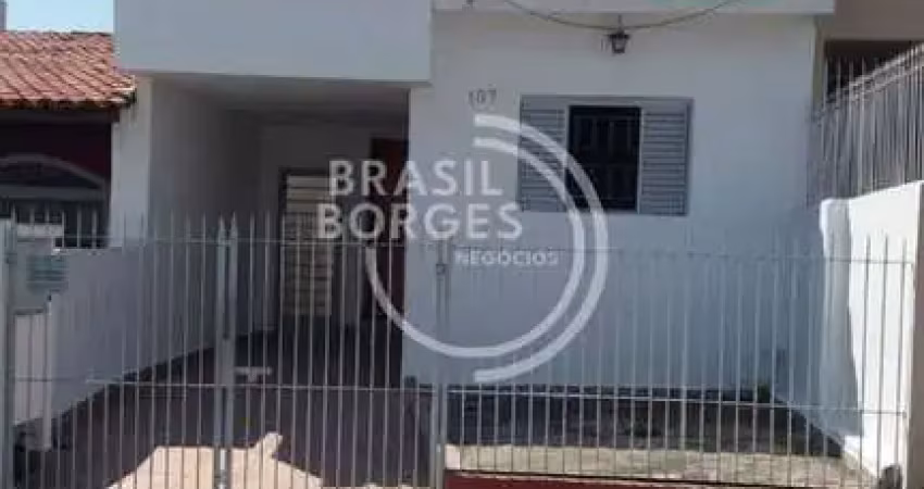 Casa com 2 dormitórios, quintal e boa localização na vila haro