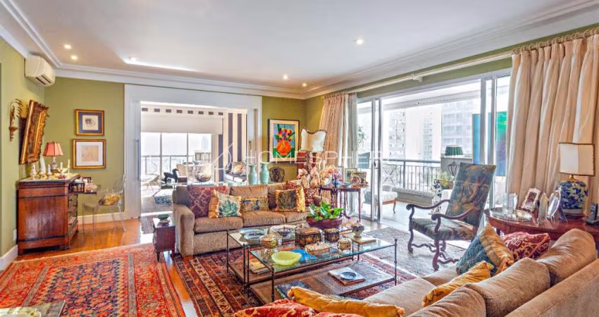 Apartamento com 349 m²em prédio neoclássica e com lazer completo.