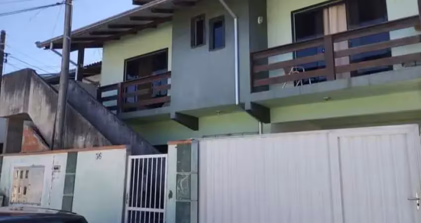 CASA A VENDA COM 4 KITNETS NO TERRENO