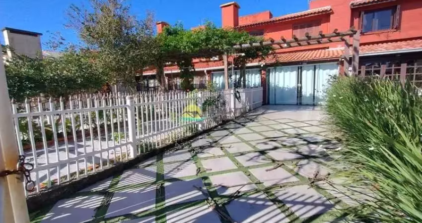 Sobrado reformado apenas 50m do comercio, 2 dormitórios em capão novo posto 4