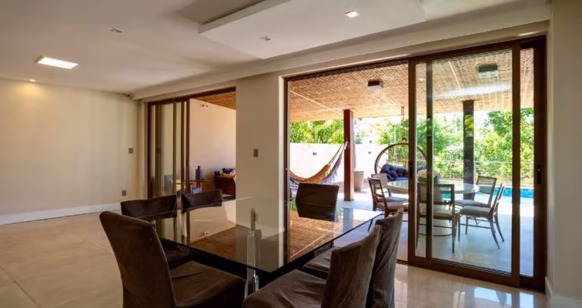 Excelente casa à venda, 4/4 sendo três suítes, energia solar, seis vagas de garagens, 380m2