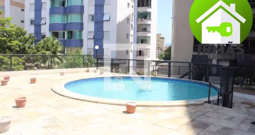 Sala living reformada, prédio de frente para praia do gonzaguinha