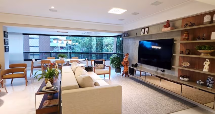 APARTAMENTO QUATRO SUÍTES,  REVERTIDO PARA 3 SUÍTES COM A MASTER COM SUPER CLOSET, 2 VARANDAS INCORPORADAS A SALA, LAVABO, COZINHA, DESPENSA ÁREA DE SERVIÇO E DEPENDÊNCIA COMPLETA.