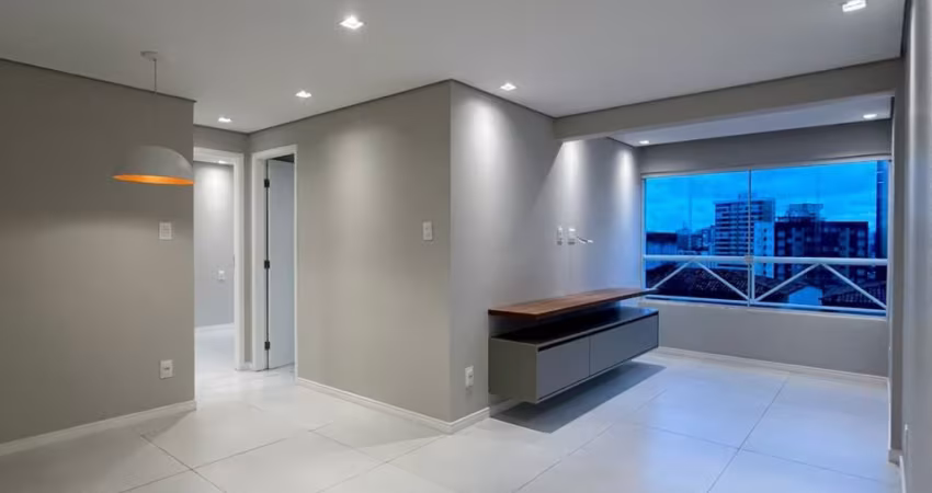 APARTAMENTO 2/4 COM SUÍTE EM JARDIM ARMAÇÃO, 100% REFORMADO. 3º ANDAR DE ESCADAS COM UMA VAGA LINDÍSSIMO COM INFRA E PISCINA