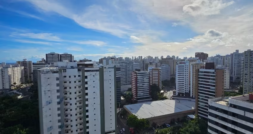APARTAMENTO DE 3/4 SENDO 2 SUÍTES, 136M², VISTA MAR, NA PITUBA! 3/4 SENDO 2 SUÍTES E A MASTER AMPLIADA E A OUTRA COM VARANDA, 3 VAGAS 