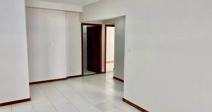 EXCELENTE APTO NA PITUBA - 2/4 SENDO UMA SUÍTE E DEPENDÊNCIA REVERTIDA PARA QUARTO.