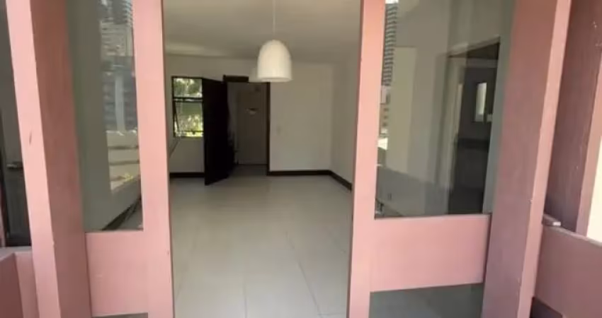 Apartamento de três quartos, com dependência, na barra sendo um dos quartos suíte, varanda na sala.com infra e duas vagas 