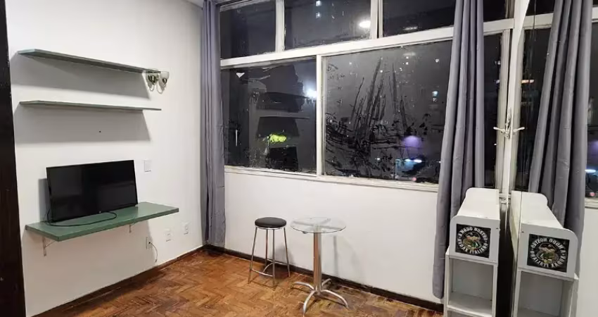 Kitnet no bairro santo agostinho, com 1 quarto, 1 banheiro, cozinha com armários e 21m².