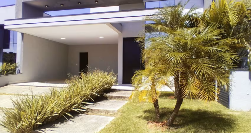 Linda Casa com 03 Suítes e Piscina em Condomínio Fechado.