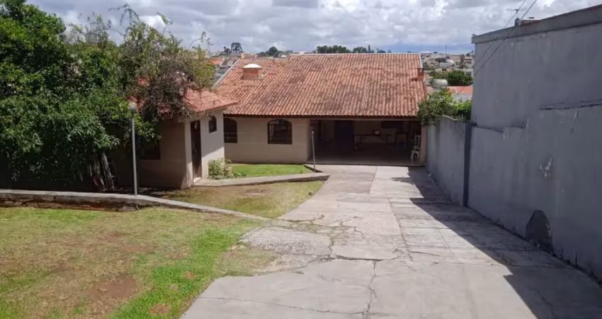 Casa com amplo espaço de terreno no capão raso, com 3 quartos
