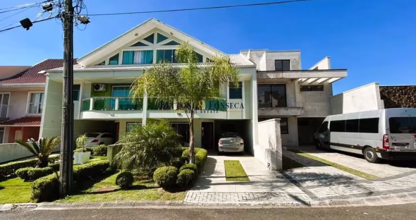 Sobrado triplex com 230m2 em condominio fechado no cic.