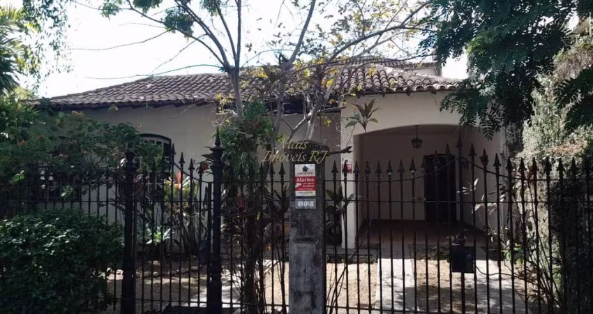 Casa para Venda em Niterói, São Francisco, 5 dormitórios, 1 suíte, 4 banheiros, 1 vaga