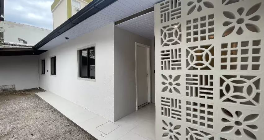 Alugue essa casa com dois quartos recém reformada em Serraria São José