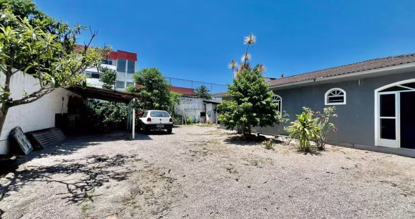 Casa com quatro dormitórios em São José próximo de muitos comércios
