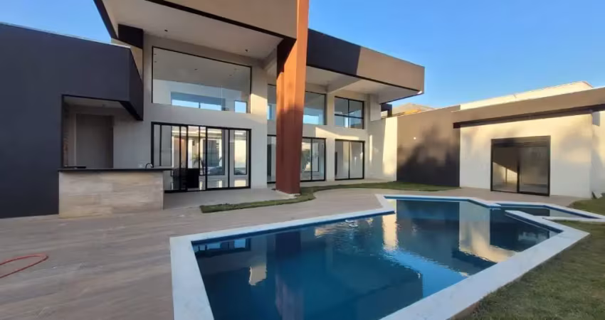 Linda casa para locação em condomínio com 4 suítes, área gourmet e piscina.