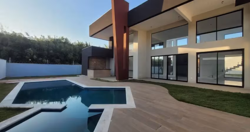 Linda casa para locação em condomínio com 4 suítes, área gourmet e piscina.