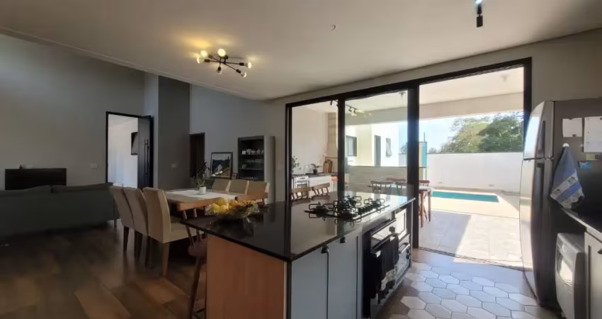 Linda casa com área gourmet e piscina no condomínio terras do vale para venda.
