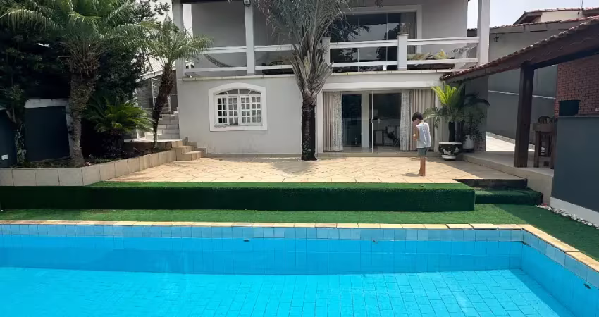 Casa térrea em atibaia com piscina, churrasqueira e salão de jogos