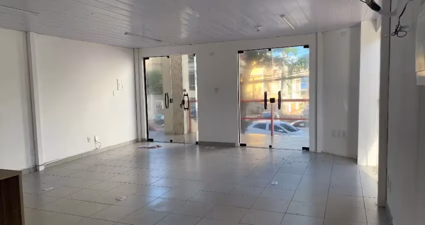 Lojão 107m2 com mezanino e  fachada para duas ruas.   no coração da av. manoel dias da silva