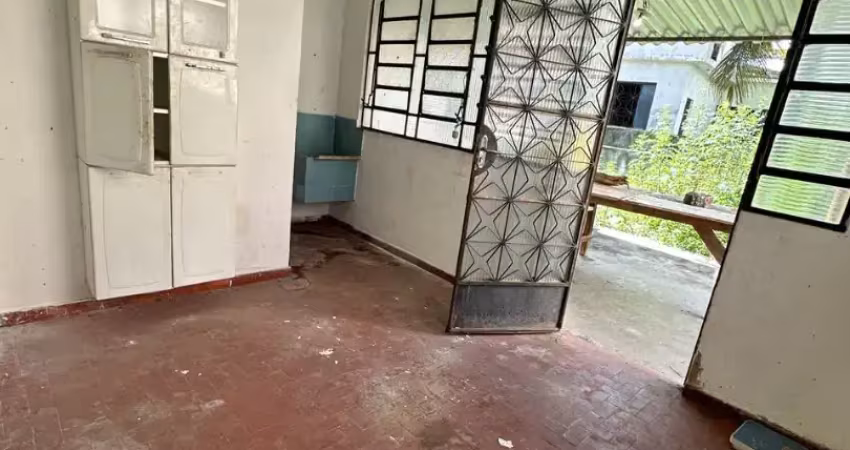 Casa antiga com terreno grande bem localizado bento ribeiro-rj